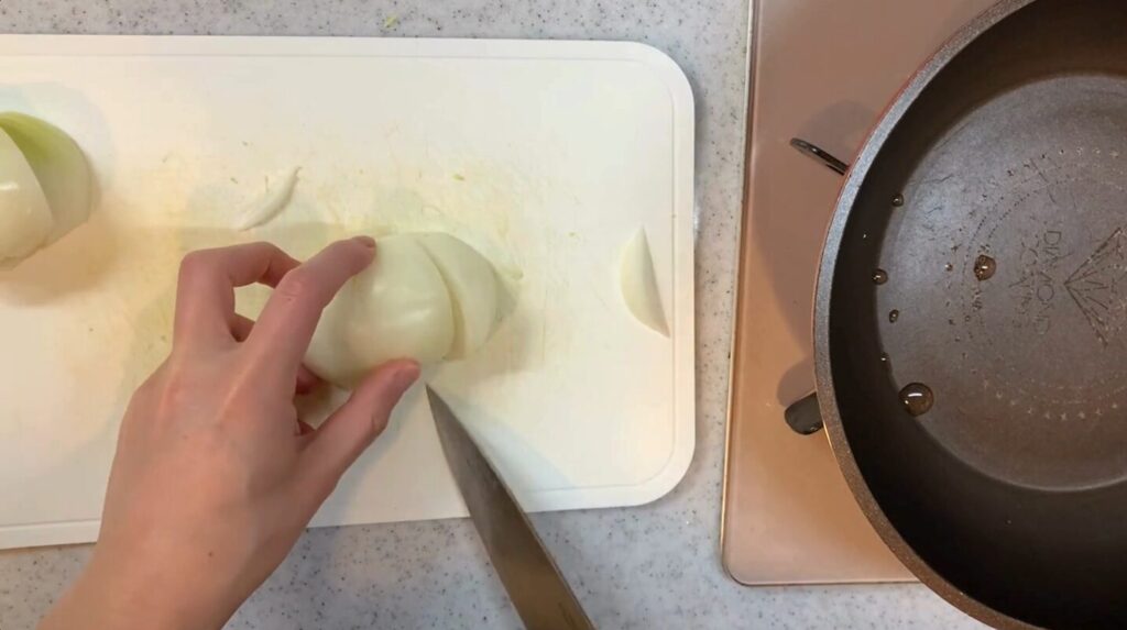 玉ねぎはくし切りにします